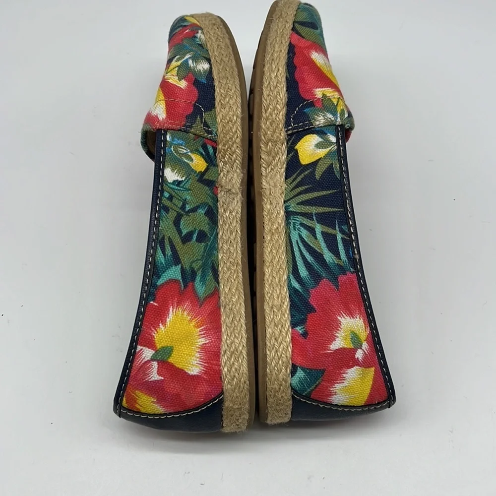 b.o.c  Womans Espadrille Flats  in Tropical Floral Print size 8